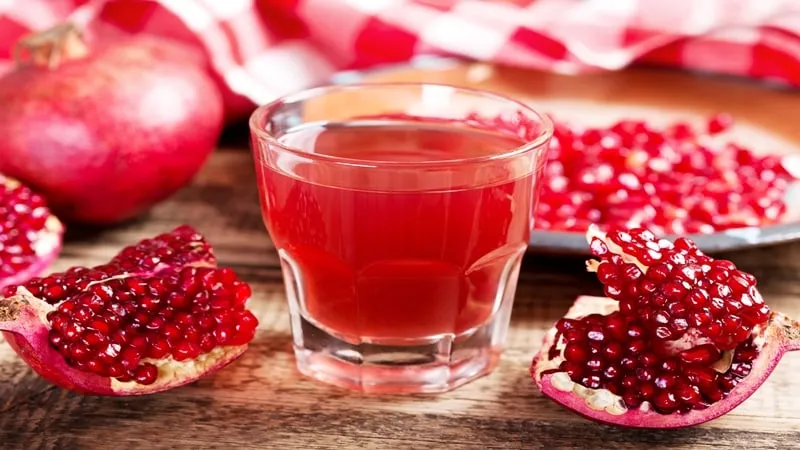How to eat pomegranate correctly (with or without seeds): life hacks for easy peeling