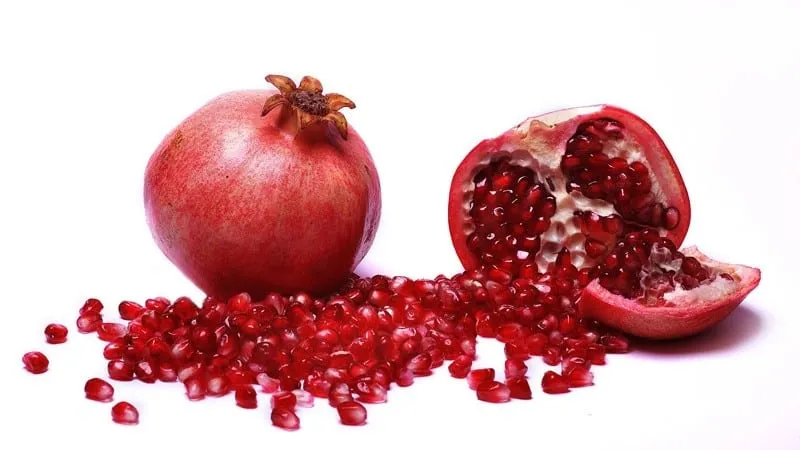 How to eat pomegranate correctly (with or without seeds): life hacks for easy peeling