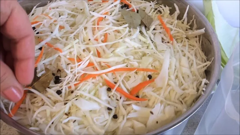 Guide on how to properly salt cabbage for winter in a pot with various ingredients