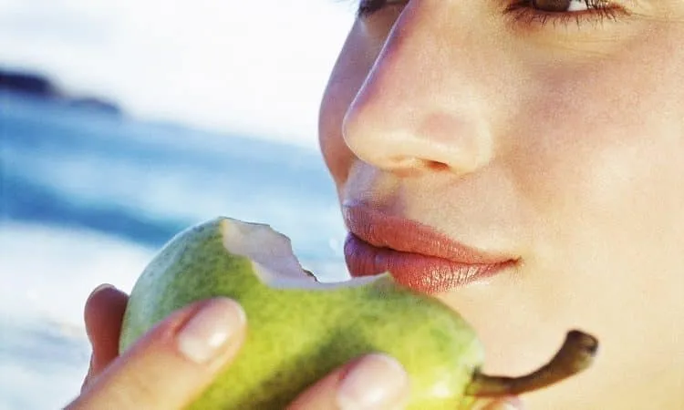 Benefits and potential drawbacks of pears for women
