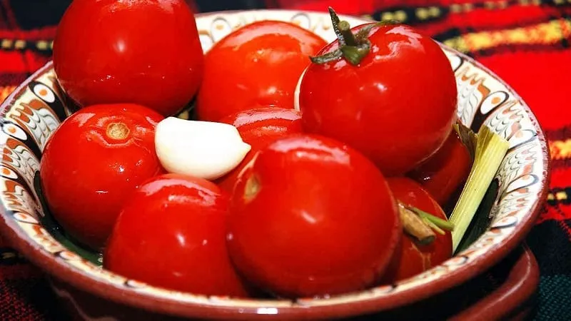 How to properly prepare salted tomatoes in jars "barrel-style" using the cold method: recipes and useful tips
