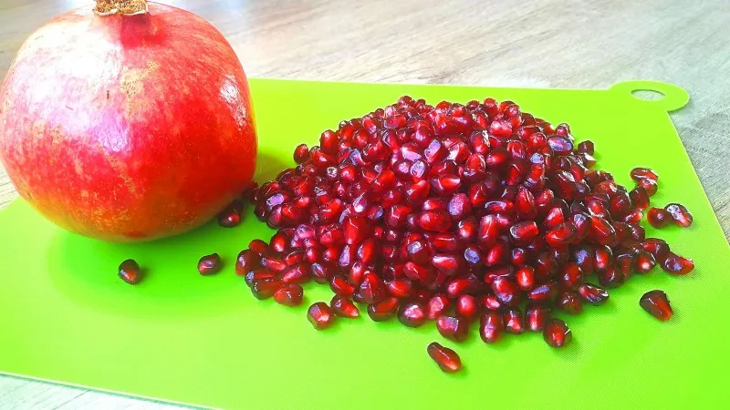 Pomegranate - daily intake norms, can you eat the seeds