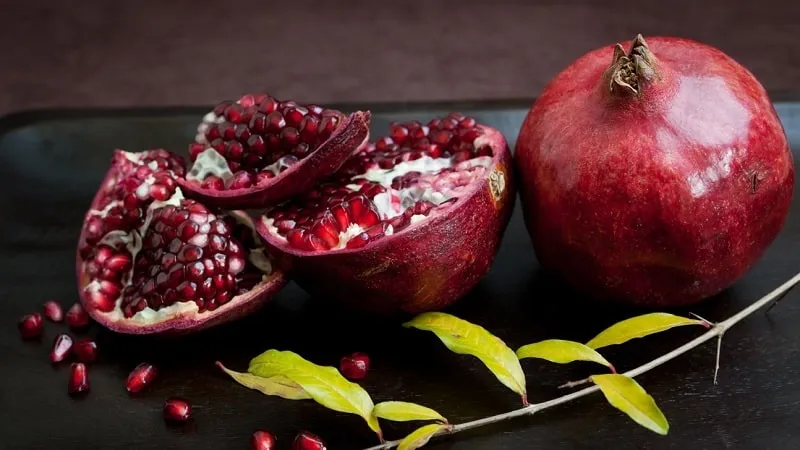 How to eat pomegranate correctly (with or without seeds): life hacks for easy peeling