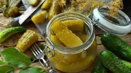 Why are pickles hollow inside and how to make preparations correctly, preventing this problem