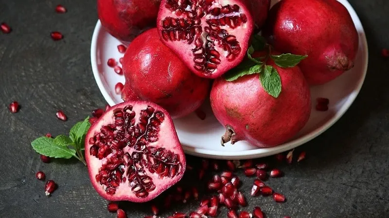 How to eat pomegranate correctly (with or without seeds): life hacks for easy peeling