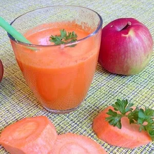 How to prepare apple and carrot juice with a juicer for winter