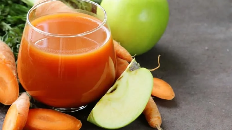 How to prepare apple and carrot juice with a juicer for winter