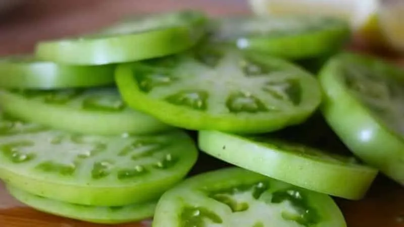 How to store tomatoes to make them turn red: speeding up ripening and keeping them fresh longer